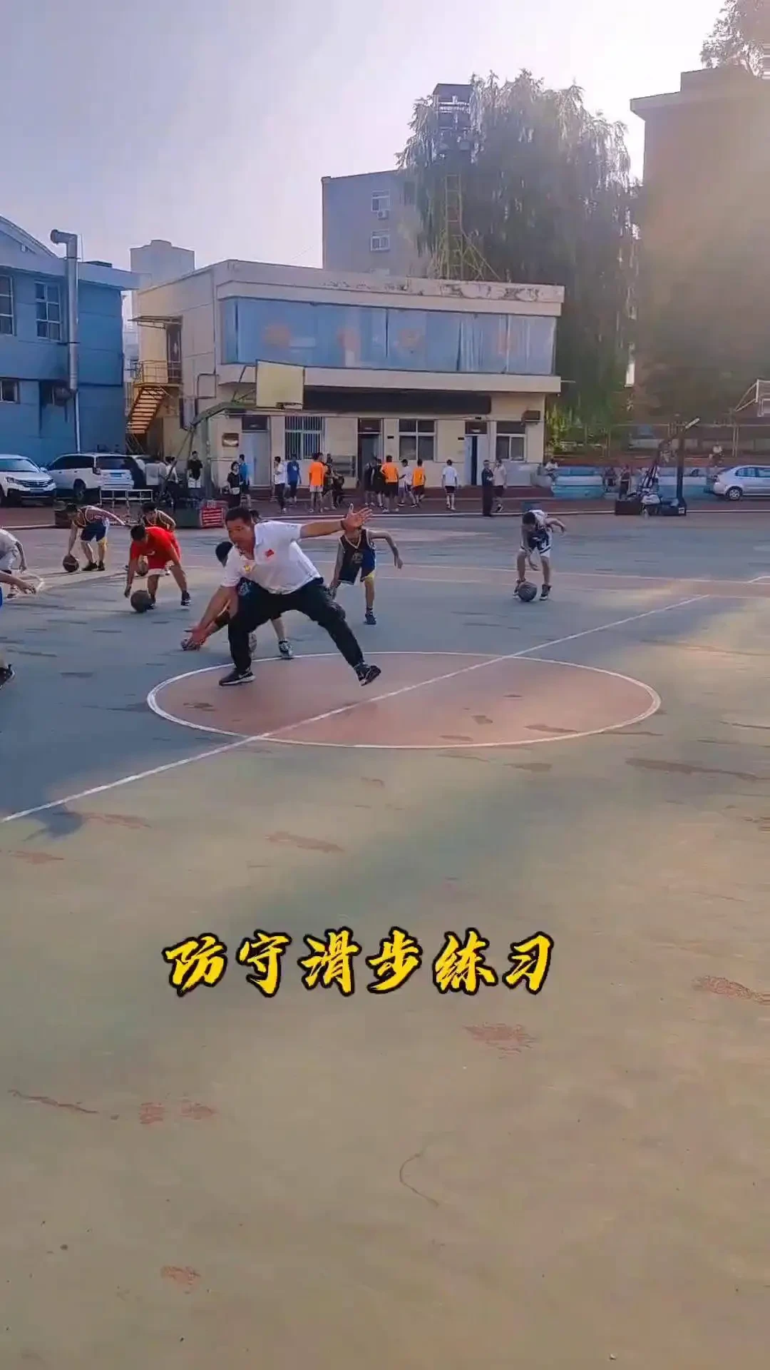 老年篮球爱好者如何安全地进行战术训练?